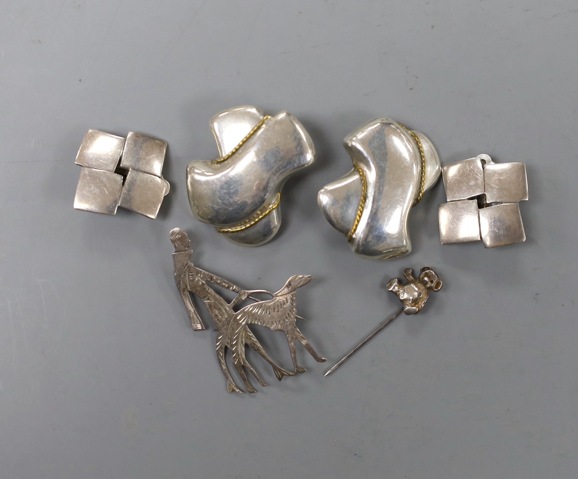 Sterling jewellery to include two pairs of earrings, a brooch and a tiepin.